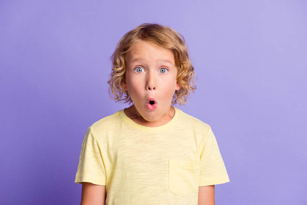 驚くべき小さな男の子の肖像画でカメラの中で口を開けて分離された紫色の背景 - 写真・画像