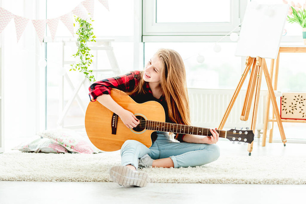 Smiling young girl with guitar - Valokuva, kuva