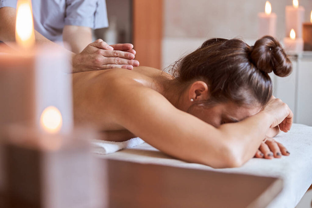 Joven atractiva hembra en el salón de masajes está teniendo belleza y procedimientos de salud - Foto, Imagen