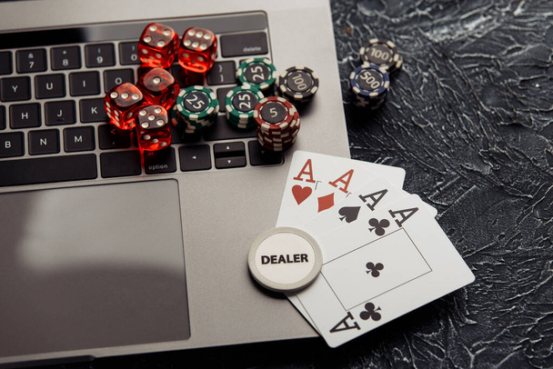 Fichas, dados y cartas con ases para jugar al póquer en línea o al casino. Concepto de poker online - Foto, imagen
