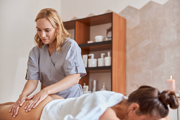 Jovem fêmea atrativa no salão de massagem está tendo procedimentos de beleza e cuidados de saúde - Foto, Imagem