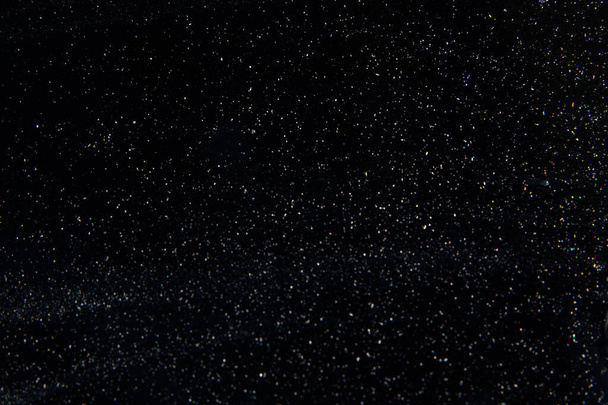 Siyah arkaplan üzerinde yüzen soyut gerçek toz - Fotoğraf, Görsel