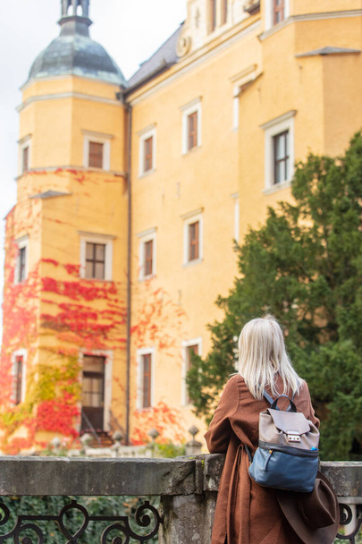 Woman in backpack with castle on background in bokeh - Fotoğraf, Görsel