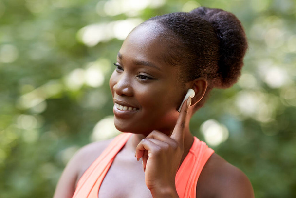 happy african american woman with earphones - Foto, imagen