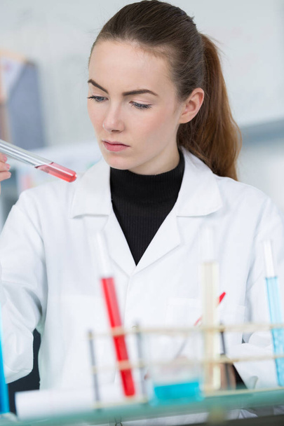 young woman scientist working in the lab with blood - Foto, immagini