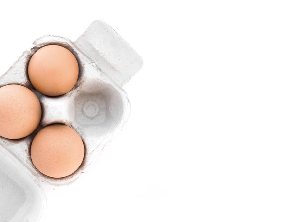 Eldobható négy csomag tojásos tálca. Organikus Tojás Falka. Másolótérrel elszigetelve. - Fotó, kép