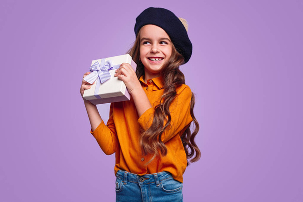 Happy stylish girl shaking gift box - Foto, Bild