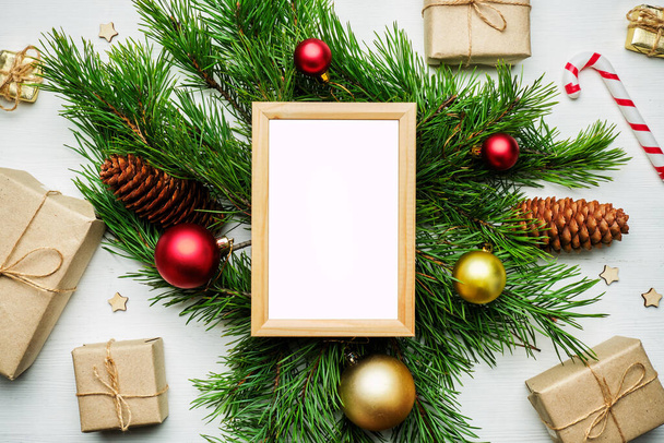 Nový rok a vánoční koncept na dřevěném pozadí s rámečkem pro kopírování prostoru. - Fotografie, Obrázek