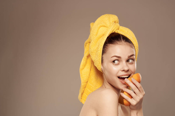 vrolijk vrouw met sinaasappels in haar handen schoon huid spa behandelingen - Foto, afbeelding