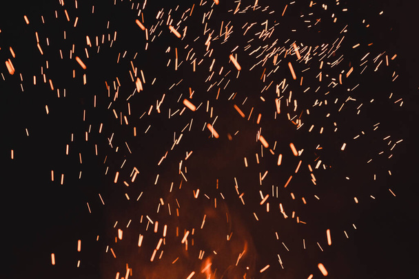 primer plano de chispas de fuego, chispas sobre fondo negro, extravagancia de fuego, magia con chispas. 2020 - Foto, Imagen