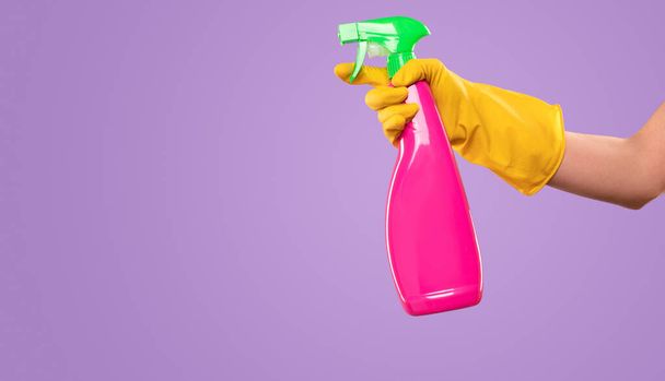 Crop housekeeper with bottle detergent - Foto, Imagen