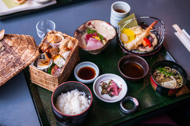 Японський бенто обід з темпурою, сасімі і вегетативними. - Фото, зображення