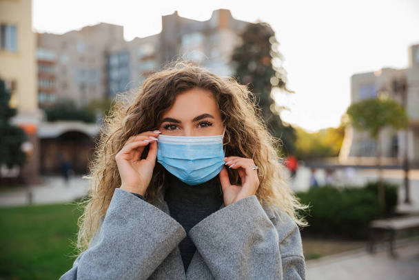 コロナウイルスから身を守るマスクをした女性。コロナウイルスCOVID-19パンデミックと医療の概念。コロナウイルス予防措置 - 写真・画像