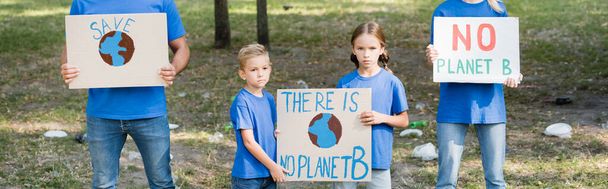 Küresel pankartlar tutan aktivist ailesi ve B gezegeni yazıtları, ekoloji konsepti, pankart yok. - Fotoğraf, Görsel