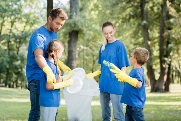 família de voluntários coleta de resíduos plásticos em saco reciclado, conceito de ecologia - Foto, Imagem