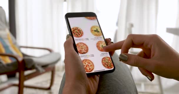 Mujer pidiendo pizza en casa en línea - Imágenes, Vídeo