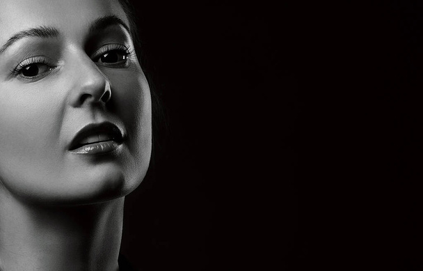 Güzel bir kadının siyah beyaz portresi stüdyo çekimlerinde izole edilmiş. - Fotoğraf, Görsel