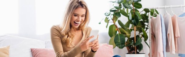 Innoissaan nainen käyttää älypuhelinta kotona, banneri  - Valokuva, kuva