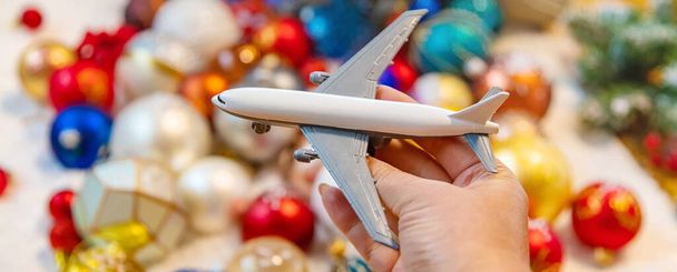 Χριστουγεννιάτικο φόντο με αεροπλάνο. Ταξιδεύει. επιλεκτικός χαρακτήρας εστίασης - Φωτογραφία, εικόνα