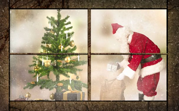 Noel Baba, yılbaşı hediyesi dağıtıyor. Pencereden Noel ağacı manzarası altında. - Fotoğraf, Görsel