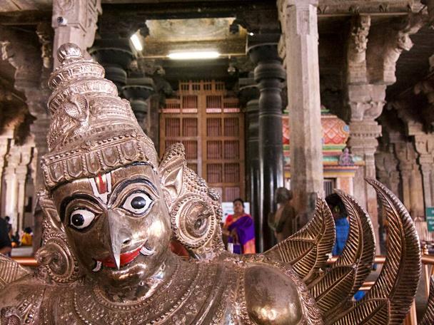 Pomnik Garudy w świątyni Ranganathaswami, Trichy, południowe Indie - Zdjęcie, obraz