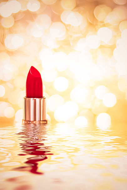 Roter Lippenstift auf goldenem Hintergrund, Make-up und Kosmetikprodukt - Foto, Bild