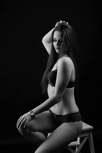 Bella donna sexy in biancheria intima blu su uno sfondo scuro, corpo femminile perfetto, colpo in studio - Foto, immagini
