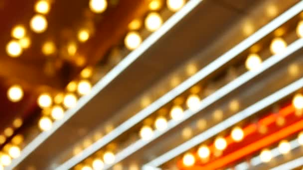 Antiguas lámparas eléctricas fasionadas desenfocadas que brillan por la noche. Resumen de primer plano de borrosa decoración del casino retro brillante, Las Vegas EE.UU.. Bombillas de estilo vintage iluminadas que brillan en la calle Freemont - Metraje, vídeo