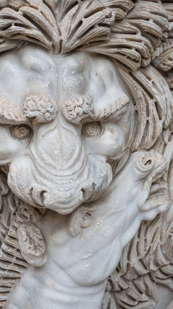 Ancienne figure d'un lion craintif tuant un zèbre à Rome, Italie, gros plan, détails - Photo, image