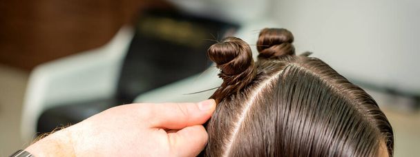 Mulher jovem recebe o processo do penteado pelo cabeleireiro no salão de beleza - Foto, Imagem