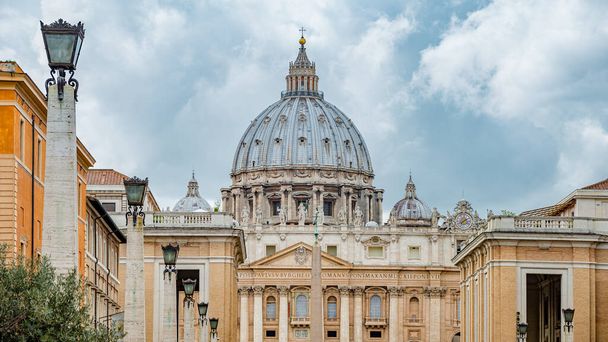 Dramatyczny widok na Bazylikę św. Piotra w Watykanie, w centrum Rzymu, Włochy, z ciężkimi chmurami - Zdjęcie, obraz