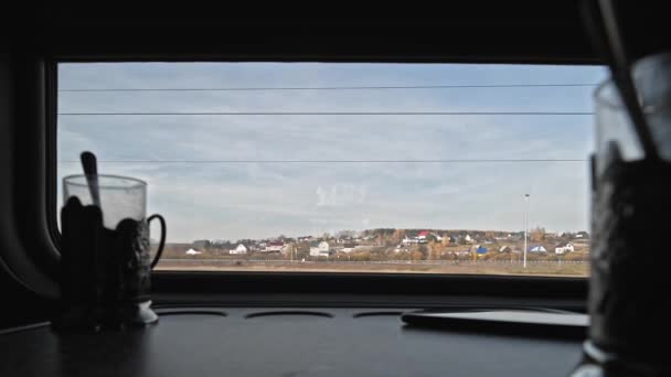 Vista da janela de um trem em movimento em 4K. Paisagem do campo pela janela do trem. Campos e florestas no outono. - Filmagem, Vídeo