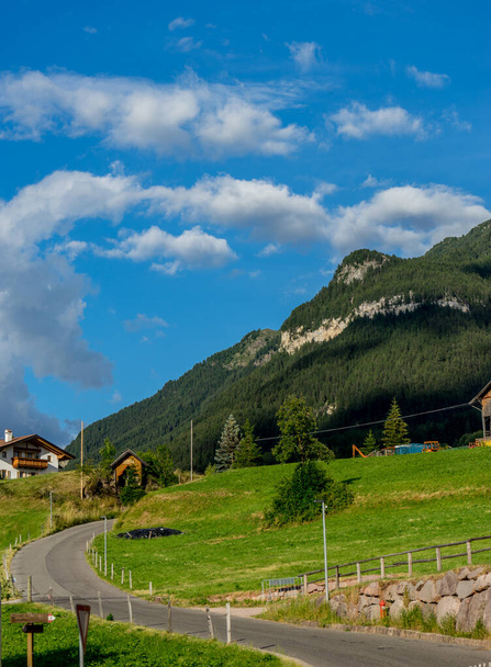 Alpe di Siusi, Seiser Alm with Sassolungo Langkofel Dolomite, egy túraútvonal a buja zöld mezőn - Fotó, kép