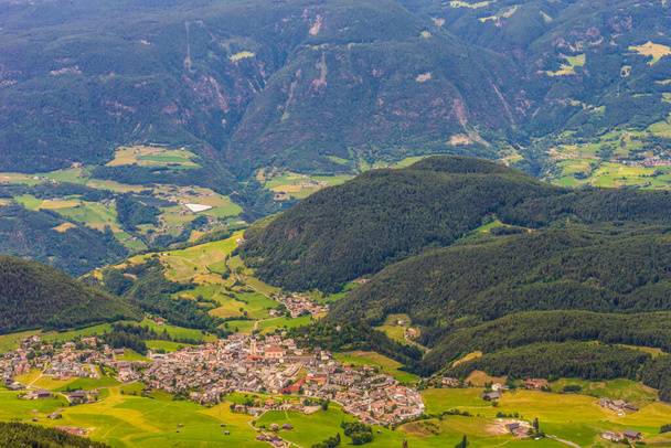 Alpe di Siusi, Seiser Alm with Sassolungo Langkofel Dolomite kilátás Kastelruth castelrotto - Fotó, kép