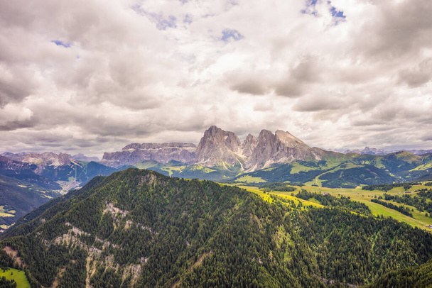Italia, Alpe di Siusi, Seiser Alm con Sassolungo Langkofel Dolomite, una gran montaña en el fondo - Foto, Imagen