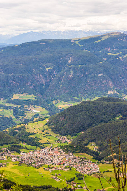 Olaszország, Alpe di Siusi, Seiser Alm with Sassolungo Langkofel Dolomite, kilátás a hegyre - Fotó, kép