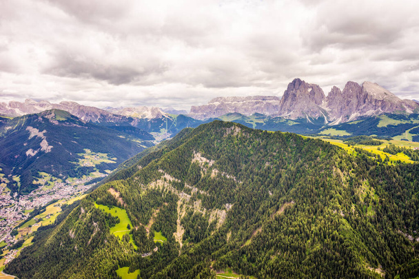 Italia, Alpe di Siusi, Seiser Alm con Sassolungo Langkofel Dolomite, una gran montaña en el fondo - Foto, imagen
