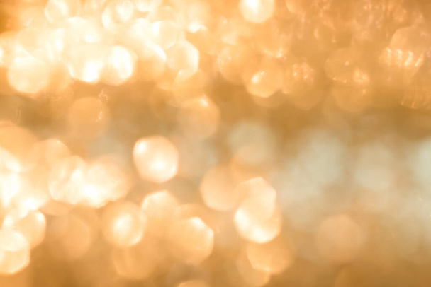 Sfocatura oro giallo bokeh sfondo di luce scintillante riflettente da festa festa di cristallo sfera lampadario - Foto, immagini