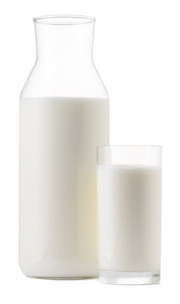 Glazen fles en kopje verse melk geïsoleerd - Foto, afbeelding