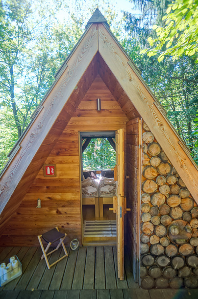 fenêtre dans une maison en bois, belle photo photo numérique - Photo, image