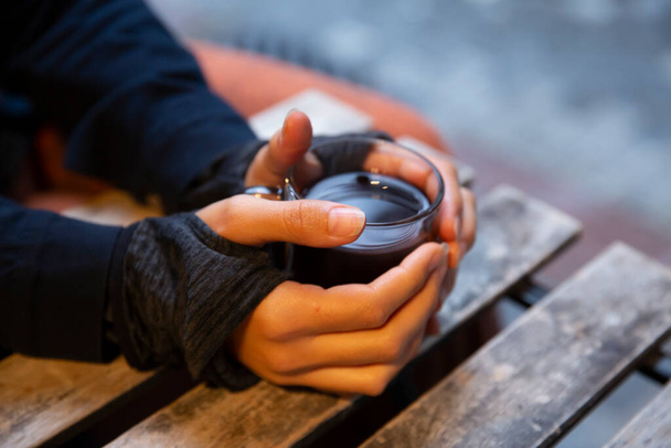 žena ruka drží šálek čaje  - Fotografie, Obrázek