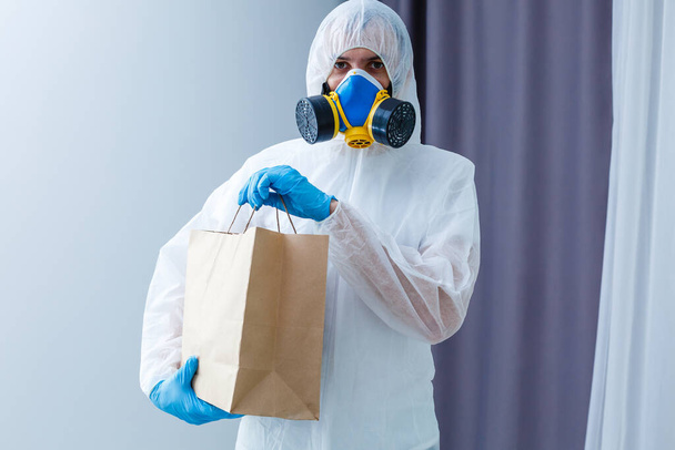 Man in chemisch beschermend pak op de achtergrond. Virusonderzoek - Foto, afbeelding