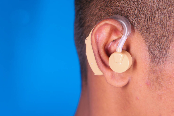 Concepto de audífono, un joven con problemas auditivos. - Foto, Imagen