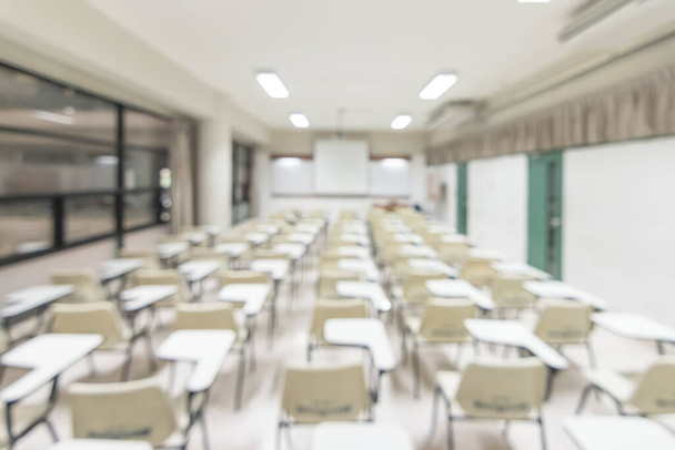Θολή σχολική εκπαίδευση φόντο άδειο σχολική τάξη αίθουσα διαλέξεων εσωτερική άποψη χωρίς δάσκαλο ή μαθητή - Φωτογραφία, εικόνα