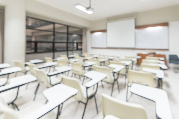 Θολή σχολική εκπαίδευση φόντο άδειο σχολική τάξη αίθουσα διαλέξεων εσωτερική άποψη χωρίς δάσκαλο ή μαθητή - Φωτογραφία, εικόνα