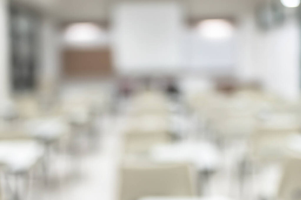 Нечеткое образование в классе фон пустой класс класс лекции интерьер комнаты без учителя и ученика - Фото, изображение