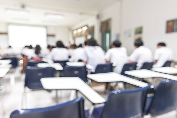 Flou école arrière vue étudiants universitaires écrivant réponse faire l'examen en classe - Photo, image