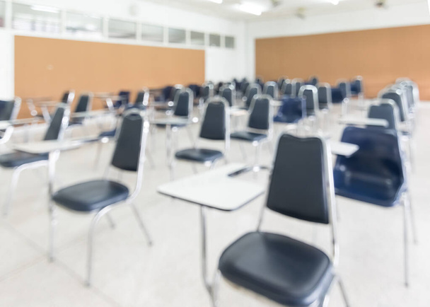 Нечеткое образование в классе фон пустой класс класс лекции интерьер комнаты без учителя и ученика - Фото, изображение