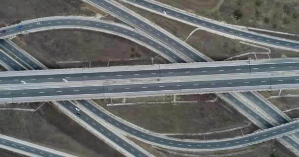 Légi drónrepülés az autópálya és a felüljáró felett. Útkereszteződés. Közlekedés és infrastruktúra-fejlesztés - Felvétel, videó