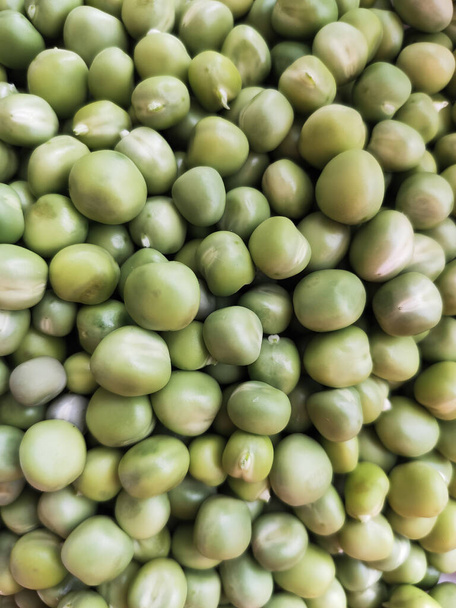 frische rohe grüne Erbsen in loser Schüttung, vegetarische Proteinnahrung - Foto, Bild